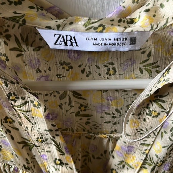 Zara floral blouse. Medium - Picture 2 of 2